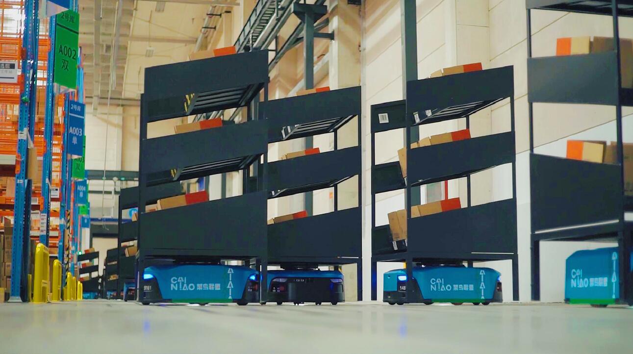 菜鸟开中国最大机器人仓库多个机器人同时工作