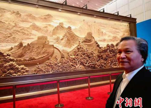 中国艺术家进博会上用艺术讲述中华故事